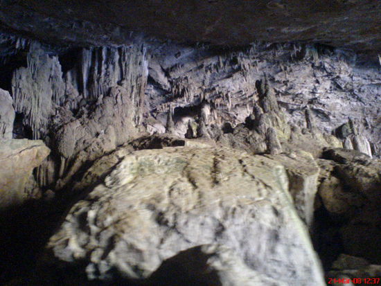 unendliche Weiten in der riesigen Tropfsteinhoehle