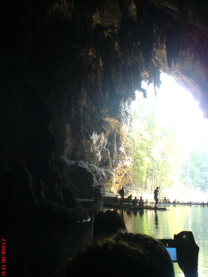 Ausgang mit Menschen.. nur mal so als Massstab, wie gross die Hoehle ist