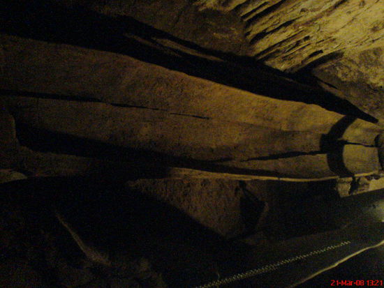 in einer Hoehle lagen alte Saerge.. biszu 5m lang und 1600 Jahre alt