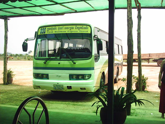 Einer der Busse beim Stop Over bis Sihanouukville ( Kambodscha )