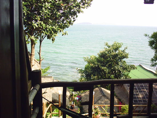 Ein Blick aus der Hütte:  Balkon mit Hängematte