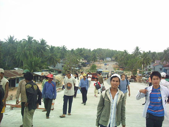 Über eine andere Brücke zu Fuß