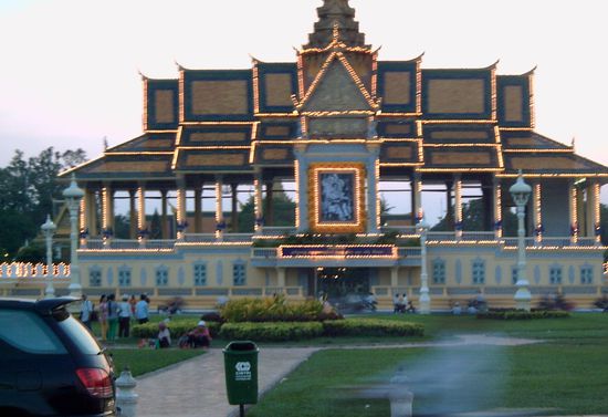 In Phnom Penh....abends mit Beleuchtung.