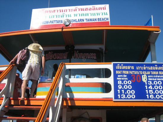 Von Pattaya-Pier, hinter der Walking Street. Die Hin und Rückfahrzeiten für 30 Bath per Tour ( Stand März 2010 )