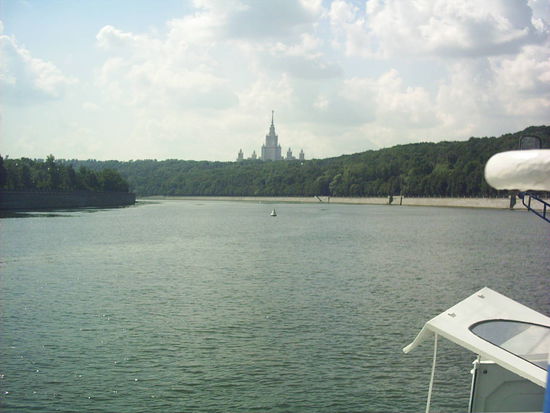 Die Universität im Hintergrund