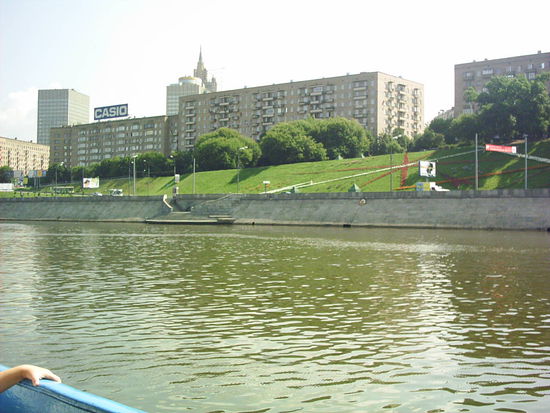 Ein Gebäude am Ufer