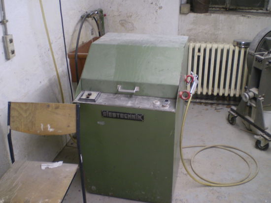 Die Rumpelmaschine oder im Fachjargon:
Wolframcarbidmühle