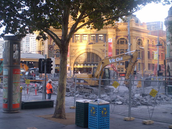 Die meistbefahrenste Strasse (Flinders Street) aufgerissen am OSter Wochenende! Ich denke sowas passiert auch nur alle 30 Jahre! Und ich war dabei! YEAH!
(Mal n bischen Kontrastprogramm zu dem ganzen Landschaftsgeschmalze hier)
Im Hintergrund "Flinders Street Station"! Schoener alter Bahnhof und so, nech! (Ich hoffe, die passen auf mit die Baggers da...)