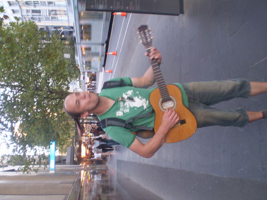 Rock 'n Roll in Swanston Street!
(das mit dem KopfDrehen - uebrigens ist es die Horizontal-Achse und nicht die vertikale, aber ich wollt euch natuerlich wieder nur testen  - kennt ihr ja schon!)