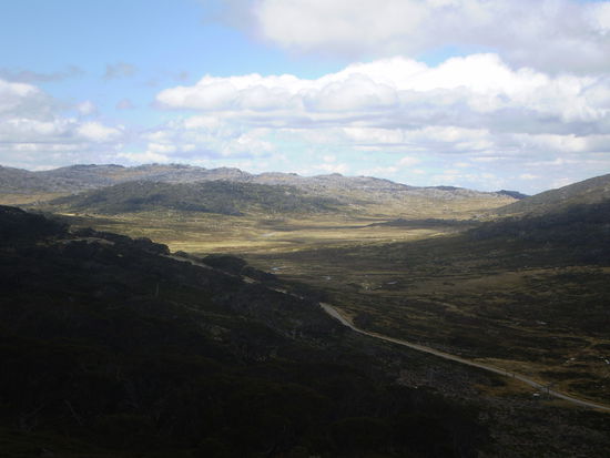 Am Charlotte Pass von wo wir zur Wanderung zum Blue Lake aufbrachen um uns einen weichselzeitlichen Zungenbeckensee und das dazugehoerige Kar und die Endmoraene und alles was dazugehoert, angucken durften!