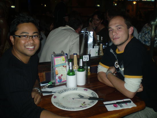 Jaaa... Armand und Veit im Hog's Breath nach viel Burger! Deshalb halte ich auch meinen Bauch so fest... Puuuhhh...