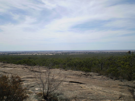 Blick ueber die tollen Lavadecken an diesen Aboriginihoehlen... Die Aussicht darf man aber auch toll finden!