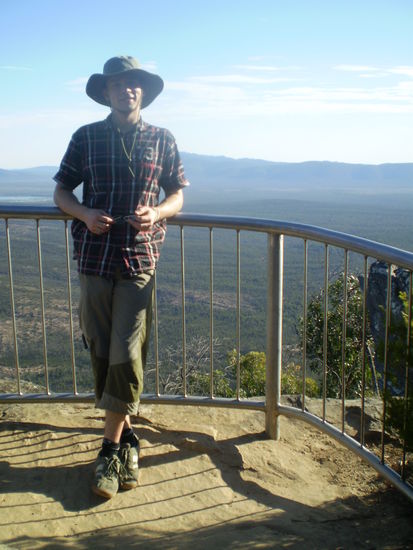 Ich vor den Grampians  (man beachte die tolle Landschaft im Hintergrund!!!  )