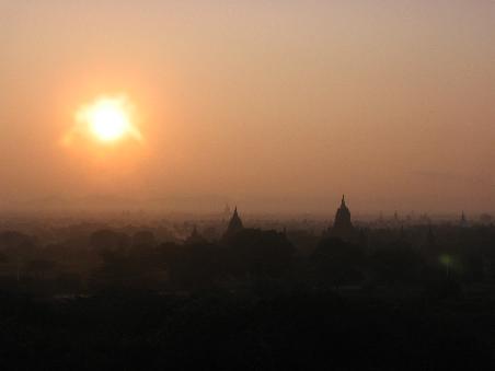 Sonnenaufgang über den Tempeln