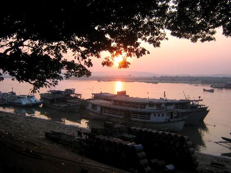 Sonnenuntergang am Hafen von Mandalay