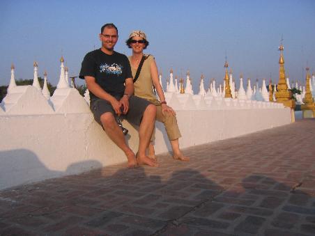 Ilona und Martin an Ilona's Lieblingstempel in Mandalay