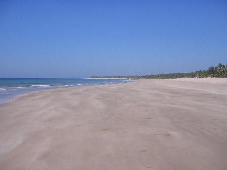 Fast unberührter Strand