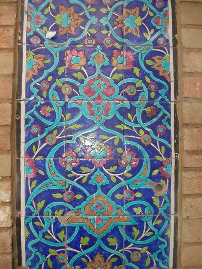 Fliesendekoration an einem Hauseingang