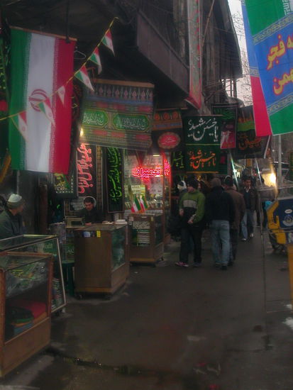 Laeden mit Muharram-Fahnen