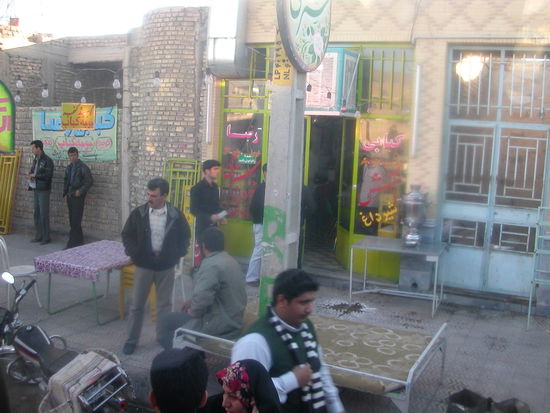 Pause an einem Imbissladen mit gemuetlichem Bett und Samovar