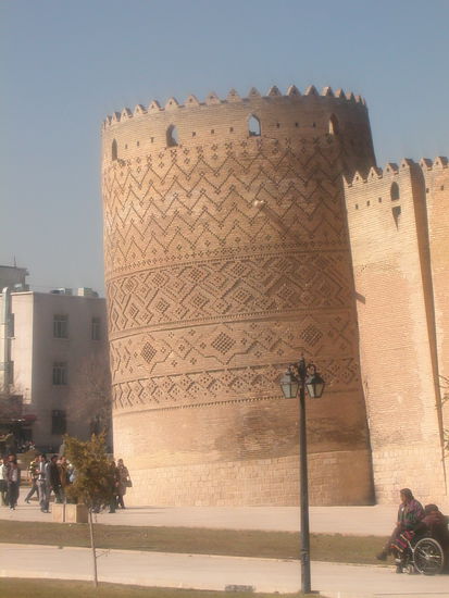 Turm der Festung mit Lehmziegelmuster