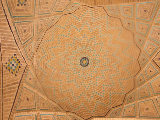 Gewoelbe aus Lehmziegeln und Fliesen, in der Moschee