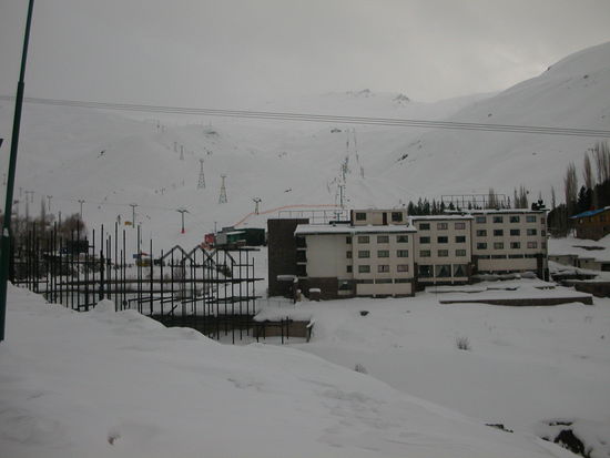 Hotel vom Parkplatz aus fotografiert