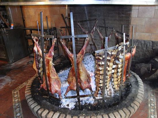 Die Ziegen werden hier stundenlang gegrillt.