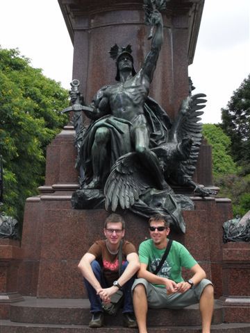 die zwei St.Martiner vorm Denkmal des San Martín