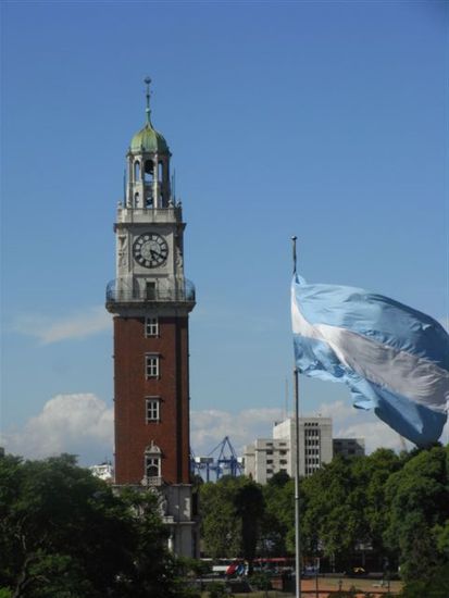 Torre de los Ingleses mit argentinischer Flagge