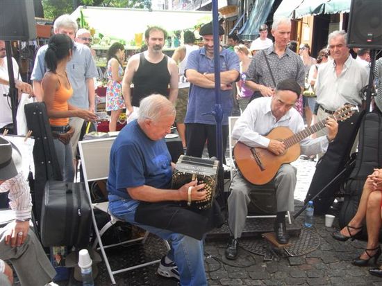 Strassenmusiker in San Telmo. Ein Herr scheint ein Toupet zu tragen...