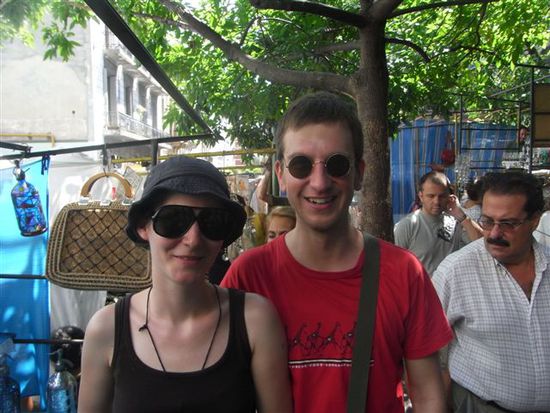 beim Old-School-Sonnenbrillen anprobieren