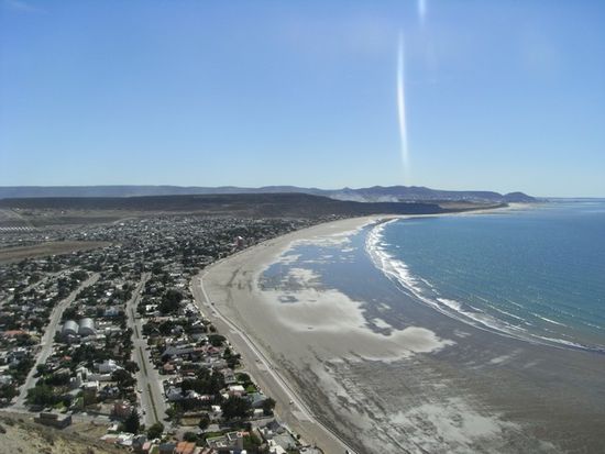 Weiter Strand von Rada Tilly.