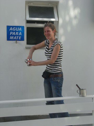 Beim Zwischenstopp an der Tankstelle nutzen wir das heisse Matewasser zum Abwaschen.