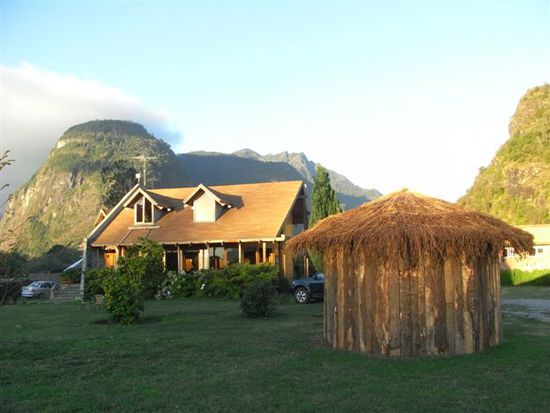 Eduardos Haus, neben dem sich heisse Quellen befinden. Im Vordergrund: eine traditionelle Mapuche-Ruca.