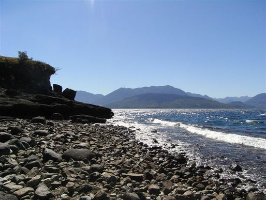Am Strand auf dem Weg zur Cueva Piedra Bruja. Laut einer Legende muss man durch den Hexenfelsen (Piedra Bruja) schluepfen, um ein langes Leben garantiert zu bekommen.