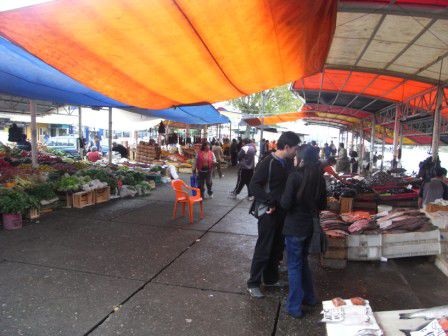 Farbenpraechtiger Fisch- und Gemuesemarkt.