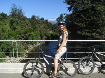 Im Hintergrund der Villarrica.