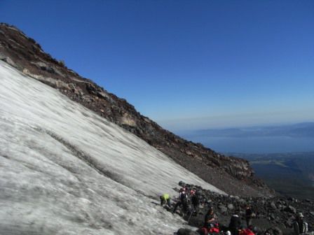 Auf ca. 2300m mussten wir unsere Steigeisen anlegen, da es ueber einen Gletscher weiterging.