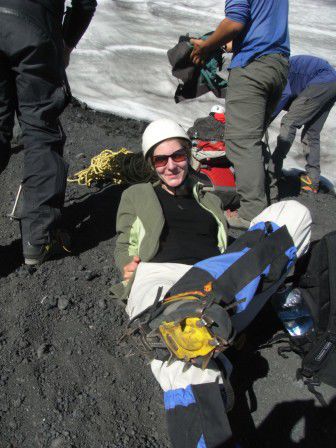 Julia in voller Montur. Es war auch ein Helm erforderlich, um vor eventuell herunterkommenden Steinen und Felsbrocken geschuetzt zu sein.