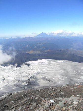 Von oben sahen wir einen schoenen Gletscher und weitere Vulkane.