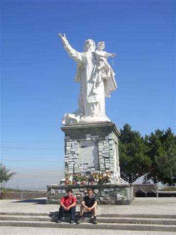 Ausflug auf den Cerro La Virgen - hier sind viele Schilder von Familien angebracht, zum Dank, dass ein Familienmitglied z.B. von einer Krankheit geheilt wurde.