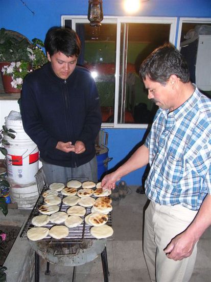 ...Churrascas - die muessen von Jorge und Papa Antonio gewendet werden.