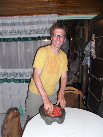 ...und Robert darf beim Zerstampfen helfen.