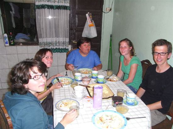 von links: Gemma und Kelli aus Australien, Mama María und wir.