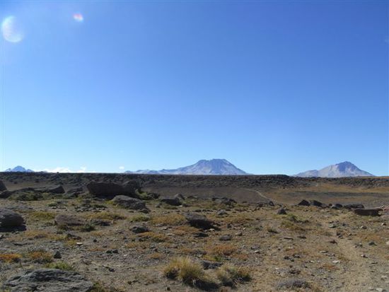 Hinter dem Plateau Enladrillado wartet eine traumhafte Kulisse mit Vulkanen und der Cordillera.
