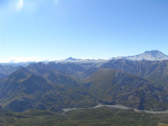 Blick ins Tal und die umliegenden Berge