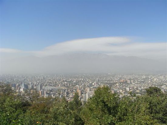 Santiago von oben - durch den Smog ist die Cordillera nur schwach wahrnehmbar.