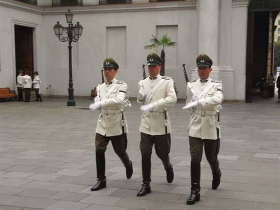 Die uniformierten Wachen im kessen Gleichschritt im Praesidentenpalast La Moneda.