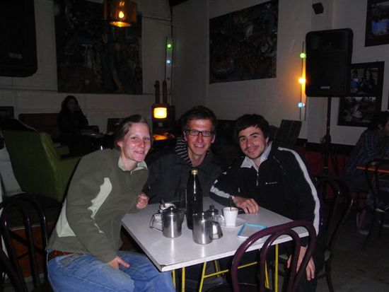 Mit Nicolas im Pajaritos (wo wir unerwarteterweise in den Genuss einer Bauchtanzvorfuehrung kamen).